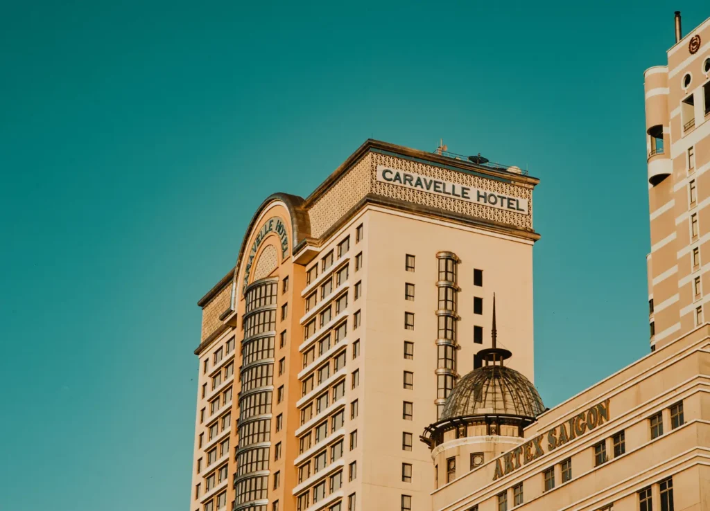 Beneficios de instalar paneles solares en hoteles - ventajas de invertir en paneles solares para hoteles - Beneficios de invertir paneles solares en Hoteles - Instala paneles solares en tu hotel - Beneficios fiscales al invertir en paneles solares en hoteles - Empresa instaladora de paneles solares en hoteles