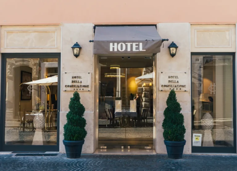 Paneles solares en hoteles - ventajas de invertir en paneles solares para hoteles - Beneficios de invertir paneles solares en Hoteles - Instala paneles solares en tu hotel - Beneficios fiscales al invertir en paneles solares en hoteles - Empresa instaladora de paneles solares en hoteles