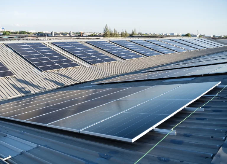 Empresas que instalan paneles solares sin inversión para el sector empresarial e industrial en México