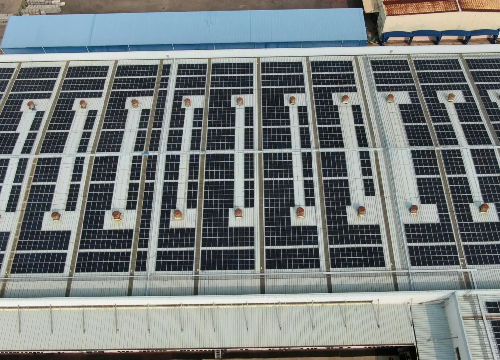 Confiabilidad energía solar industrial en fábricas que operan 24-7