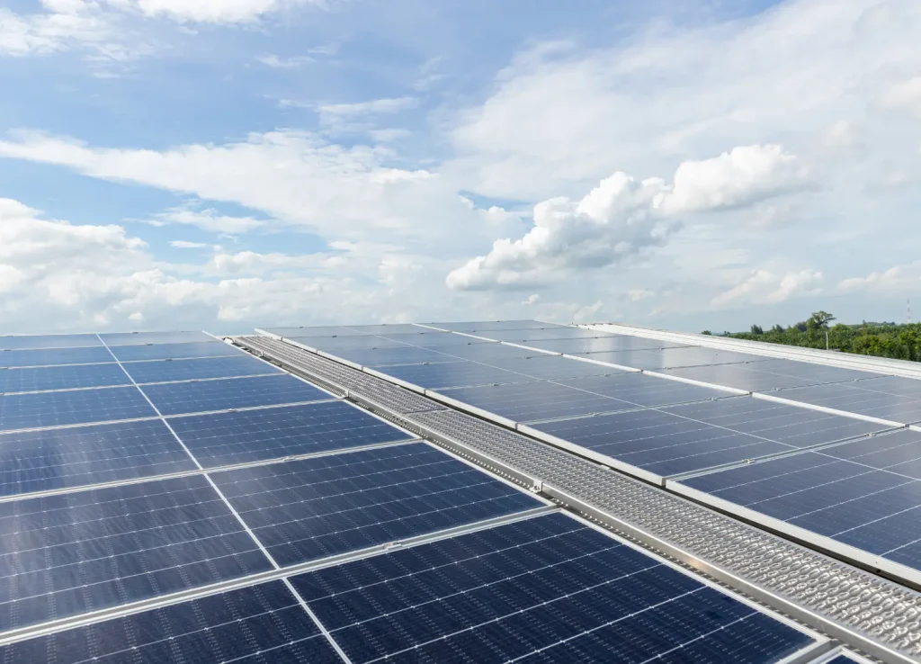 Diferencias entre comprar paneles solares y contratar un contrato PPA solar industrial